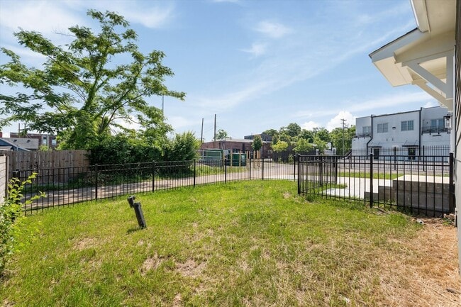 Building Photo - 1802 10th Ave N