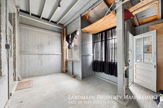 Building Photo - 1124 N Wolcott Ave