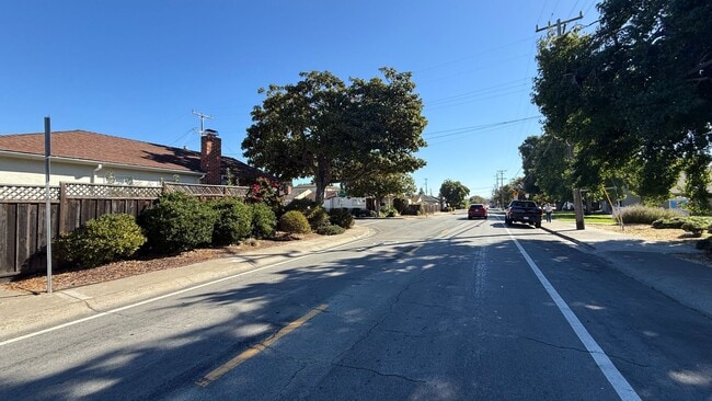 Building Photo - 922 Fargo Ave