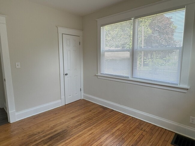 Building Photo - 5 bedroom home near Lincoln Park and Uptown