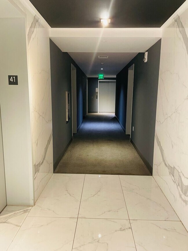 Building Photo - Luxury 1BR Condo at Dua Miami / SLS Brickell