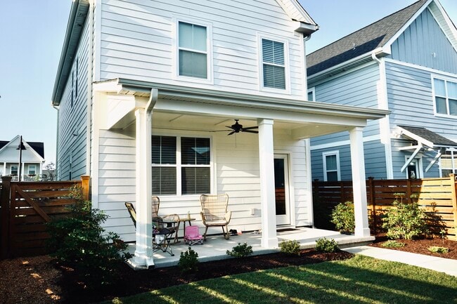 Building Photo - 832 Edgerton Dr