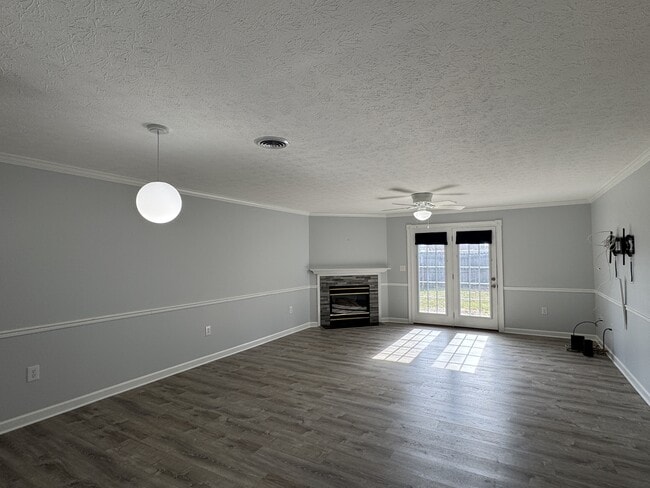 Building Photo - 103 Pinewood Dr