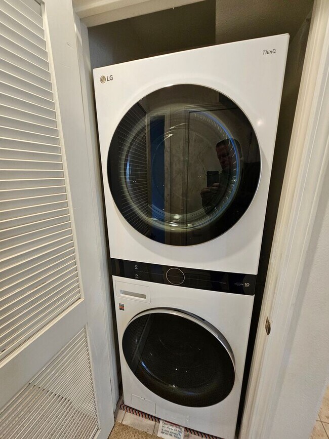 Building Photo - CLASSY CONDO - Spacious 1 Bed/1 Bath in Luxurious Setting - MENLO PARK