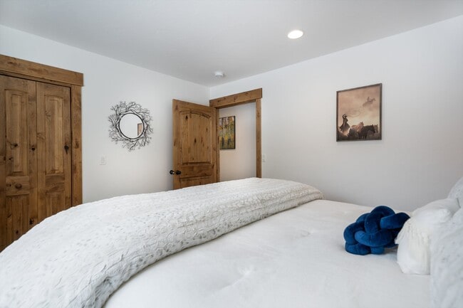 Building Photo - Avail Sept 14th thru May 31st.  Fully furnished w/ internet & utilities included