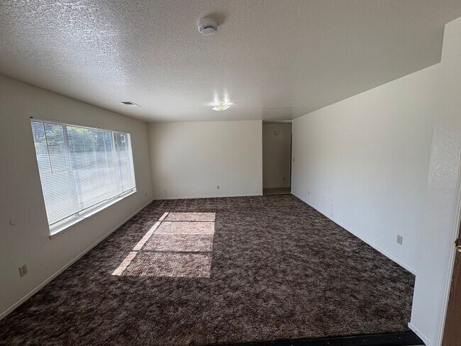 Building Photo - NW Visalia Home with Alley Access Rent Ready!