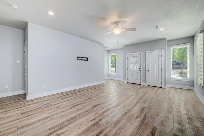 Building Photo - 340 Shady Bluff Dr