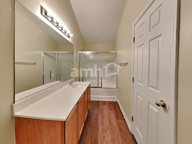 Building Photo - 3005 Quail Oaks Dr