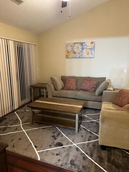 Building Photo - 4642 Court Yard Dr