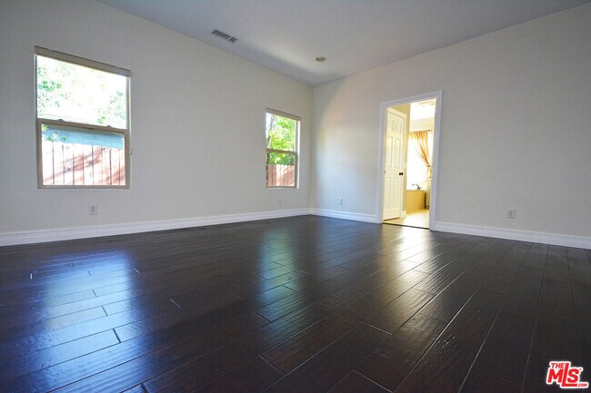 Building Photo - 1093 Avoca Ave