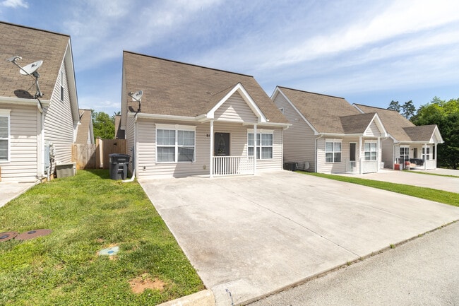 Building Photo - 913 Hazelbrook Way