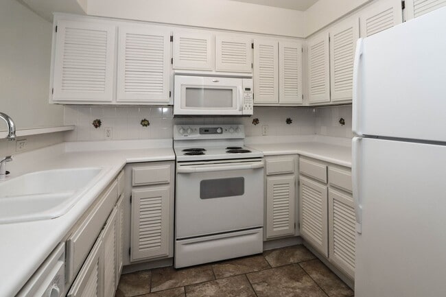 Building Photo - Lovely South Tulsa location close to shopping and restaurants