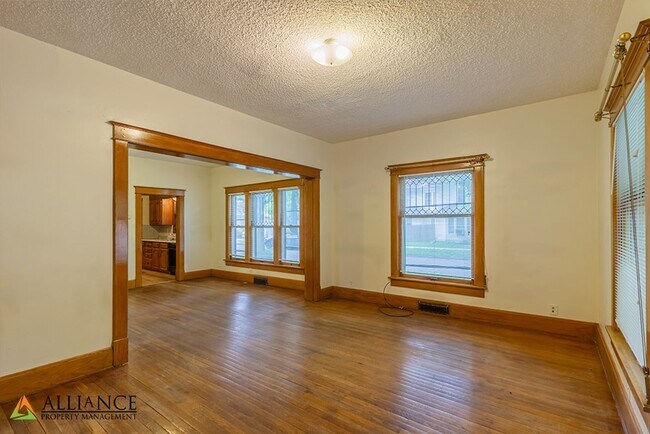 Building Photo - 800 Osage St