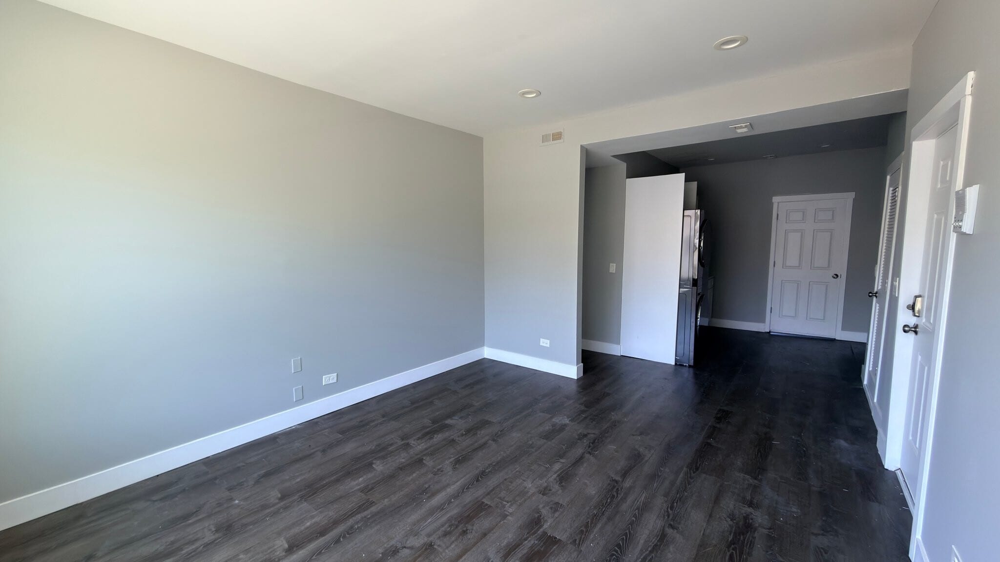 Building Photo - 904 W 68th St
