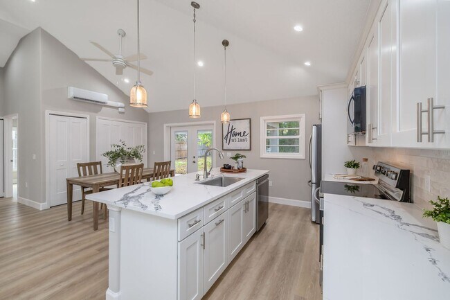 Building Photo - Adorable rental available in heart of Orlando !