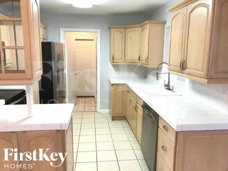 Building Photo - 1389 Meadowbrook Dr