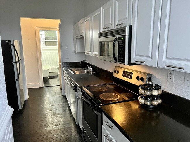 Building Photo - 304 Main St