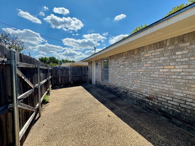 Building Photo - Duplex
