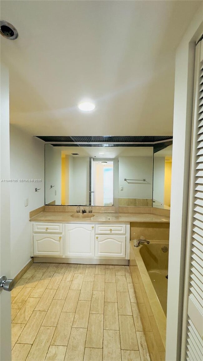 Building Photo - 1717 N Bayshore Dr