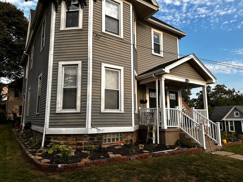 Primary Photo - 202 Oak St