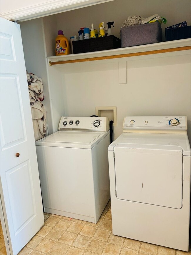Building Photo - Cosy House w/ large garage in Belgrade. Pet friendly.