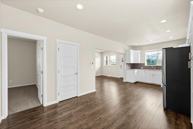 Building Photo - Modern Yelm Home Near JBLM | 3 Bed, 2.25 B...