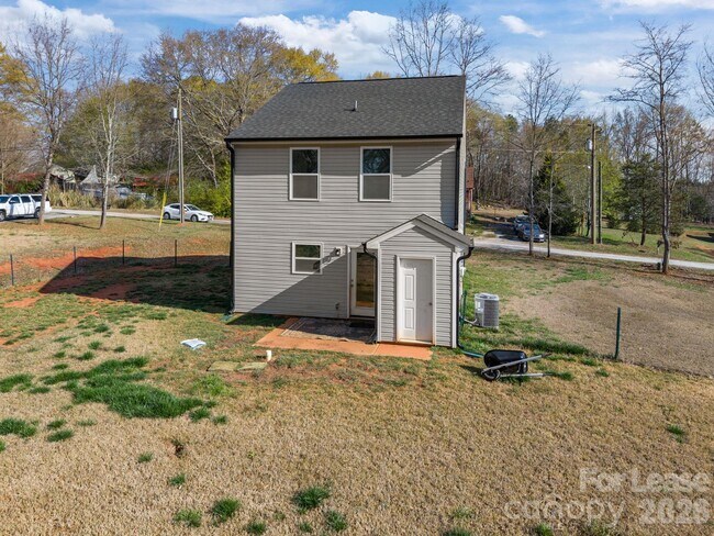 Building Photo - 409 Kickapoo Ave