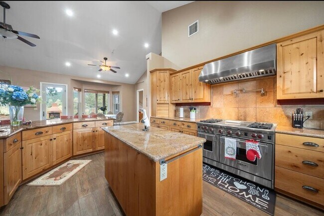 Building Photo - Furnished 4BR Mountain View Home with Garage