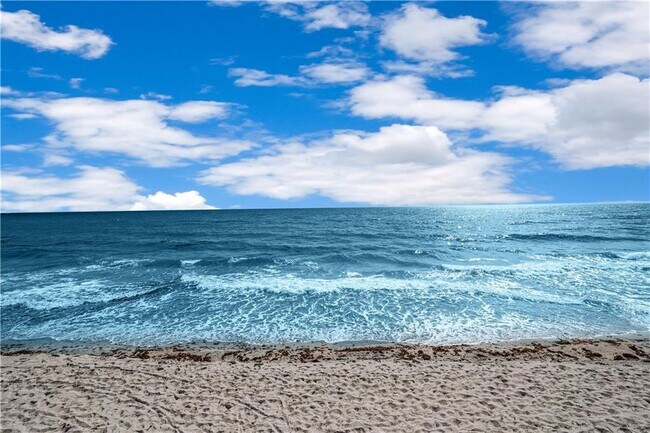 Building Photo - 3140 S Ocean Dr