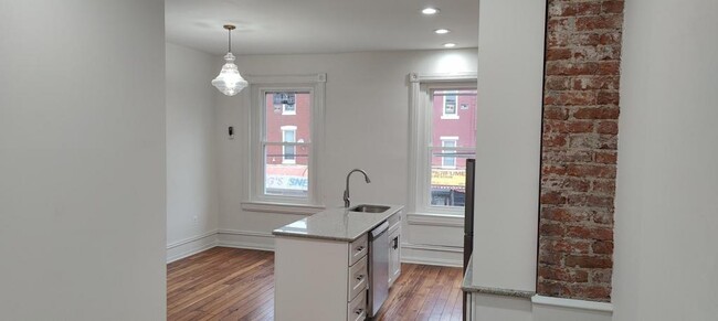 Primary Photo - 2728 W Girard Ave