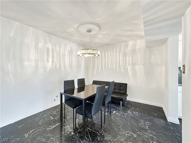 Building Photo - 730 S Royal Crest Cir