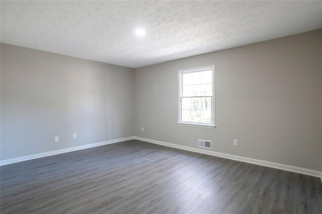Building Photo - 4620 Central Dr