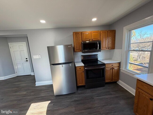 Building Photo - 124 W Butler Pike