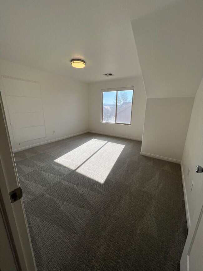 Building Photo - "Spacious 5-Bedroom Oasis with 3 Full Baths in Beautiful St. George – 2,998 Sq. Ft. of Comfort!"