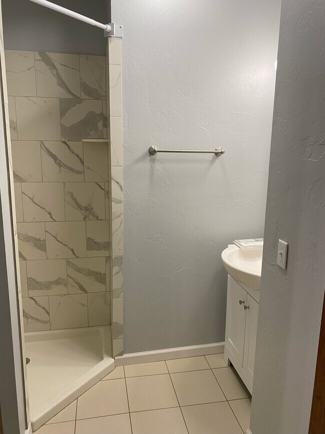 Building Photo - 324 S Benjamin St