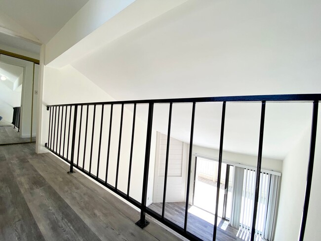 Building Photo - *Spacious updated townhouse in Monterey pa...