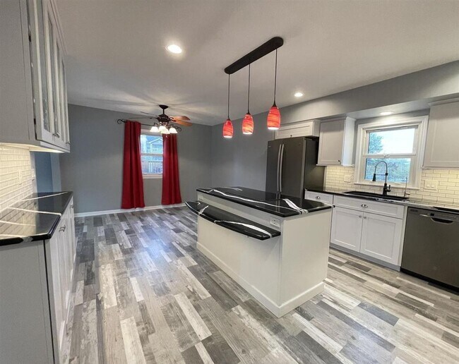 Building Photo - Spacious Tri-Level Home With Modern Upgrad...