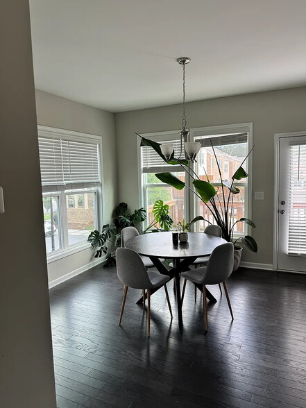 Breakfast Area - 1952 Bainbridge Ln