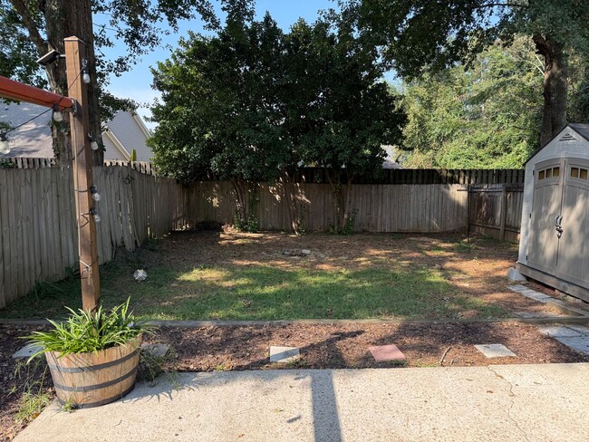 Building Photo - Renovated Duplex Near HCA & TMH