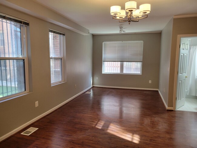 Building Photo - Spacious 2 BR/2 BA 2-Level Condo in Columb...