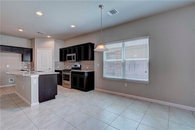 Building Photo - 2212 Bettylou Ln