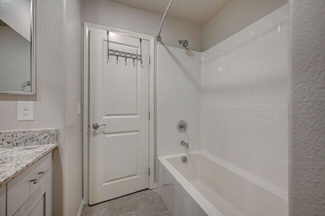 Building Photo - Spacious 4 Bedroom Home!