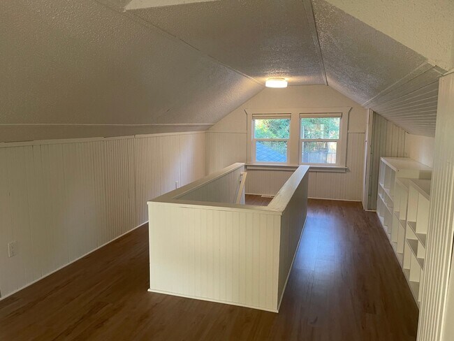 Building Photo - Welcome Home 3b/1ba Updated Home