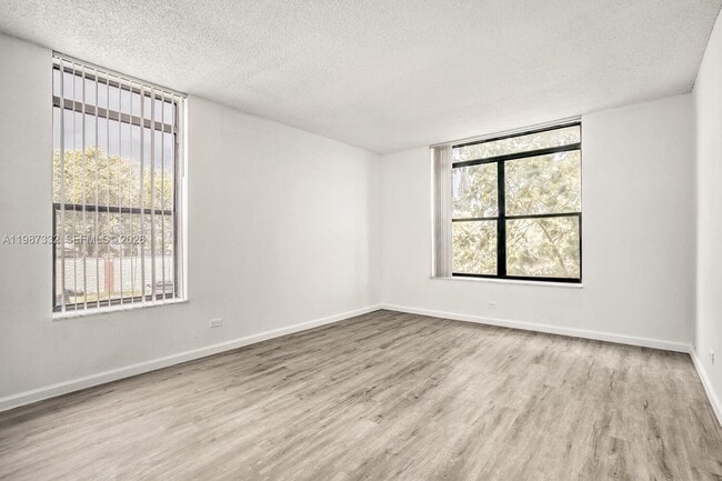 Building Photo - 3760 Inverrary Dr