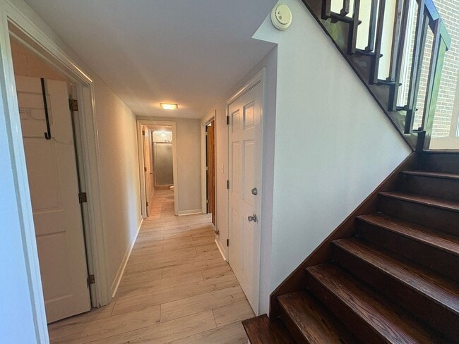Building Photo - Large Lakefront Home Minutes from Downtown Greenville!