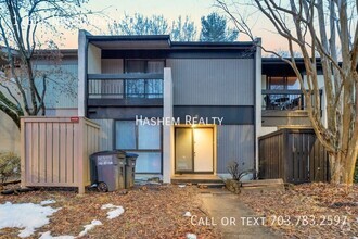 Building Photo - Remodeled townhouse! Spacious, located in ...