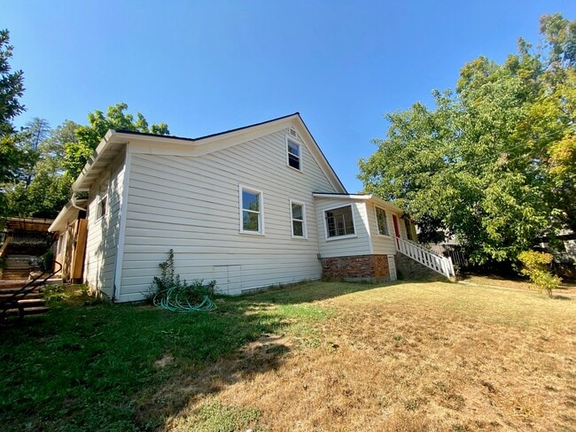 Building Photo - 414 S Pine St