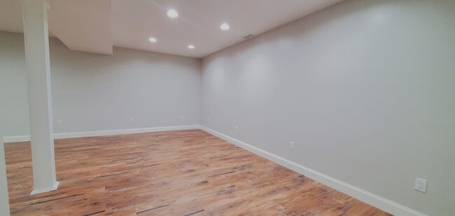 Building Photo - 4-bedroom 3-bathroom home minutes to Downt...