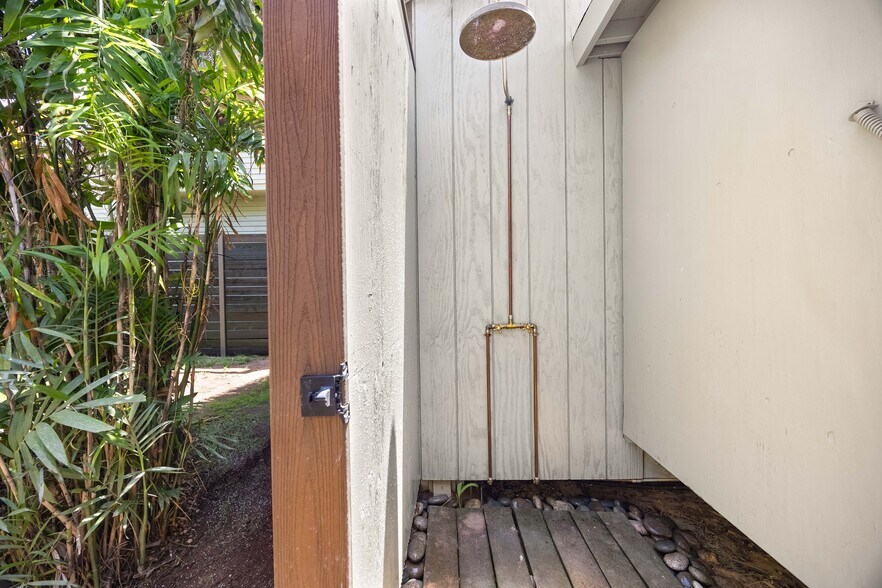 Attached outdoor shower - 59-015 Holawa St
