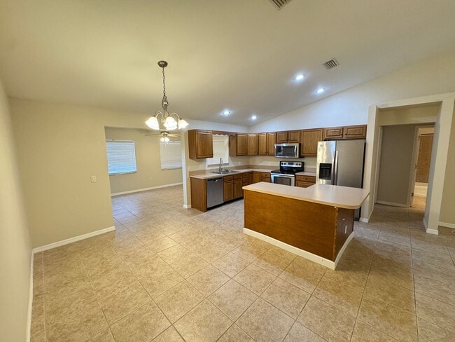 Building Photo - $300 OFF A MONTH OF RENT! Lovely, Spacious 2 Bedroom, 2 Bathroom Home in Sebring!!